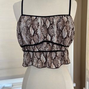 Stretchy crop and flounce top Forever 21